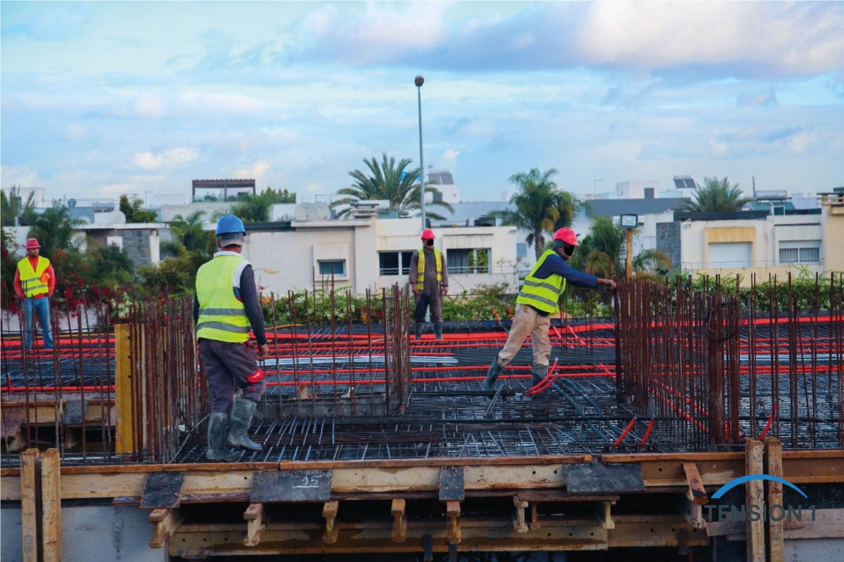 Long-span post tension slab with exposed tendons before the concrete pour